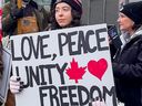 Ein Unterstützer nimmt am 2. Februar 2022 in Ottawa am anhaltenden Protest der Trucker gegen vorgeschriebene Impfungen teil.
