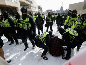 Polizisten nehmen am 18. Februar 2022 in Ottawa einen Mann fest.