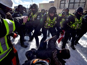 Am 18. Februar 2022 kommt es in Ottawa zu Zusammenstößen der Polizei mit Demonstranten gegen Covid-19-Mandate.