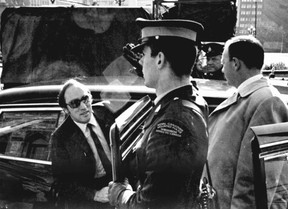 Der ehemalige Premierminister Pierre Trudeau auf dem Parliament Hill während der FLQ-Krise.  Kriegsmaßnahmengesetz.  Oktober/1970.