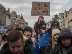 Demonstranten nehmen am 27. Februar 2022 auf dem Wenzelsplatz in Prag, Tschechische Republik, an einer Demonstration gegen die russische Invasion in der Ukraine Teil.  (Foto von Michal Cizek / AFP)