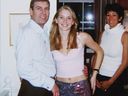 Prinz Andrew neben Virginia Giuffre mit Ghislaine Maxwell – im Dezember wegen Sexhandels mit minderjährigen Mädchen für Jeffrey Epstein verurteilt – im Hintergrund.