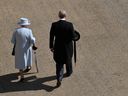 Königin Elizabeth II. und Prinz Andrew, Herzog von York, treffen am 21. Mai 2019 zu einer Gartenparty auf dem Gelände des Buckingham Palace ein.