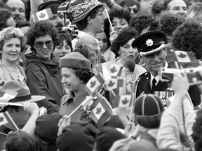 Königin Elizabeth II. und Prinz Philip gehen am 17. April 1982 in Ottawa durch eine Menschenmenge, die auf 100.000 geschätzt wird, um Zeuge der Unterzeichnung einer historischen Proklamation zu werden, die Kanada die Unabhängigkeit von Großbritannien verleiht.