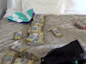Australisches Geld, das von einer Taskforce der Polizei beschlagnahmt wurde.  (BILDNACHWEIS: Australische Bundespolizei)
