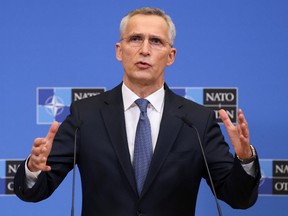 NATO-Generalsekretär Jens Stoltenberg spricht auf einer Pressekonferenz nach einem virtuellen Gipfel der NATO-Führer, nachdem Russland am 25. Februar 2022 in Brüssel, Belgien, eine massive Militäroperation gegen die Ukraine gestartet hatte.