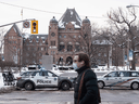 Polizeikreuzer blockieren den Zugang zum Queens Park in Toronto vor einem geplanten Protest gegen COVID-19-Beschränkungen am 4. Februar 2022. Straßen wurden ebenfalls gesperrt, um den Zugang zu nahe gelegenen Krankenhäusern zu gewährleisten.