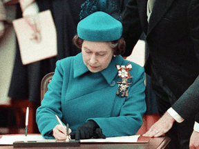 „Das Genie des kanadischen Föderalismus … liegt in Ihrer beständigen Fähigkeit, Differenzen durch Vernunft und Kompromisse zu überwinden“: Königin Elizabeth II. Unterzeichnet am 17. April 1982 in Ottawa Kanadas Verfassungserklärung.