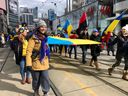 Demonstranten marschieren am Sonntag, den 27. Februar in Toronto aus Solidarität mit der Ukraine. 