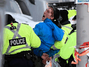 Ein Demonstrant schreit „Halten Sie die Linie“, während er am Freitag, den 18. Februar 2022 in Ottawa festgenommen wurde.