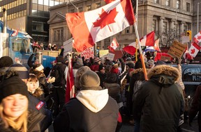 Toronto-Demonstranten am Samstag an der University Avenue und der Bloor Street West.