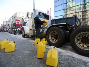 Ein Lkw-Fahrer betankt seinen Lkw, während Demonstranten weiterhin gegen die von Premierminister Justin Trudeau am 7. Februar 2022 in Ottawa, Kanada, eingeführten Impfvorschriften protestieren.
