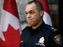 Der Polizeichef von Ottawa, Peter Sloly, hört sich die Frage eines Reporters an, während der Protest gegen die COVID-19-Beschränkungen am Freitag, den 4. Februar 2022, in seiner zweiten Woche in Ottawa andauert. 