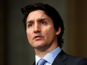 Le premier ministre Justin Trudeau prend la parole lors d'une conférence de presse à Ottawa le 22 février 2022. Trudeau a fait l'objet de vives critiques dans la presse internationale pour son invocation de la Loi sur les mesures d'urgence pour réprimer les manifestations du Freedom Convoy.