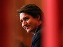 Premierminister Justin Trudeau nimmt an einer Pressekonferenz in Ottawa teil, um bekannt zu geben, dass das Notstandsgesetz am 23. Februar 2022 widerrufen wird, bevor seine Berufung überhaupt vom Senat genehmigt wurde.