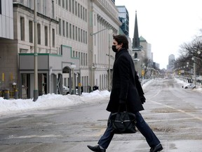 Premierminister Justin Trudeau geht über eine leere Wellington Street, um am 21. Februar 2022 an einer Pressekonferenz in Ottawa, Ontario, Kanada, teilzunehmen.
