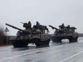 Des chars entrent à Marioupol, en Ukraine, après que le président russe Vladimir Poutine a autorisé une opération militaire, le 24 février.