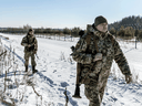 Mitglieder des ukrainischen Grenzschutzes patrouillieren am 14. Februar 2022 entlang des ukrainischen Grenzzauns am Drei-Schwestern-Grenzübergang zwischen der Ukraine, Russland und Weißrussland.
