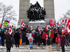Die Proteste gegen das Impfmandat gingen am Wochenende in Ottawa weiter.  Am Samstag die Umzäunung, die das National War Memorial umgeben hatte.  wurde entfernt.