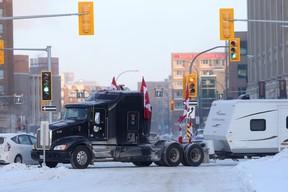 Ein großes Rig, das einen Camper schleppt, blockiert eine Straße in der Nähe des Manitoba Legislative Building in Winnipeg, Manitoba, 4. Februar 2022. REUTERS/Shannon VanRaes