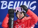 Die Chinesin Eileen Gu wartet darauf, ihr Ergebnis zu sehen, als sie während der Olympischen Winterspiele 2022 in Peking am Freeski-Slopestyle-Finallauf der Freestyle-Skifahrerinnen teilnimmt.