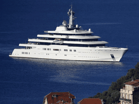 Eine riesige Yacht, die dem russischen Milliardär Roman Abramovich gehört.