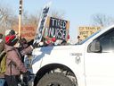 Gegendemonstranten blockieren am 13. Februar 2022 in Ottawa, Ontario, Kanada, einen Lastwagen, während Trucker und ihre Unterstützer weiterhin gegen die Impfmandate gegen die Coronavirus-Krankheit (COVID-19) protestieren