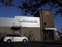 Ein Auto steht am 27. Januar 2022 in El Cerrito, Kalifornien, in der Durchfahrt eines McDonald's-Restaurants. 