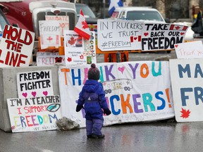 Ein kleines Kind sieht sich am 9. Februar in Ottawa Plakate zur Unterstützung der Trucker an.