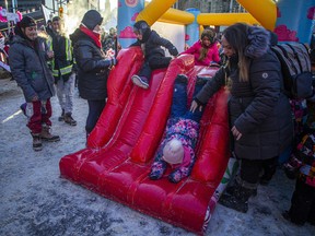 Hüpfburgen wurden für Kinder aufgestellt, die an den Freedom Convoy-Protesten in Ottawa teilnahmen.