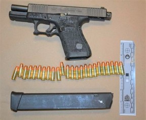 Eine Glock-Pistole, die Anfang dieses Jahres von der Polizei in Toronto beschlagnahmt wurde.  Der kleine Würfel auf der Rückseite der Schusswaffe ist ein illegaler „Segelschalter“, der es der halbautomatischen Handfeuerwaffe ermöglicht, vollautomatisch abzufeuern.