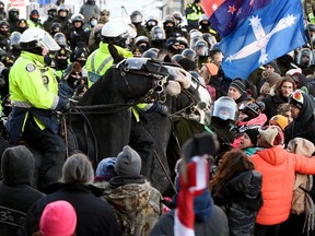 … und rückt in die Menge vor, um Demonstranten und ihre Unterstützer zu zerstreuen.