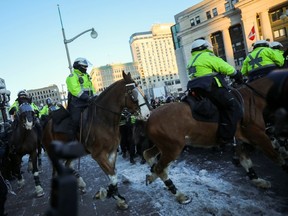 Eine berittene Einheit der Polizei von Toronto nimmt am 18. Februar 2022 in Ottawa Stellung …