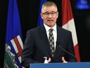 Albertas Finanzminister Travis Toews während einer Pressekonferenz in Edmonton.