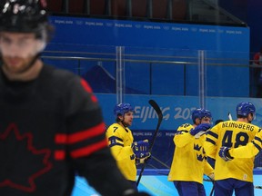 El sueco Carl Klingberg celebra su segundo gol con sus compañeros.