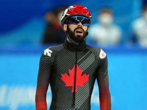 캐나다의 Stephen Dubois가 동메달을 획득한 후 화답했습니다.