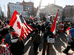 Demonstranten des Freedom Convoy 2022 demonstrieren am 31. Januar 2022 in der Nähe des Parliament Hill in Ottawa.