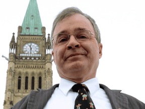 Senator Dennis Patterson sagte, er sei der überparteilichen kanadischen Senatorengruppe beigetreten, bestätigte jedoch, dass er immer noch Mitglied der Konservativen Partei sei.