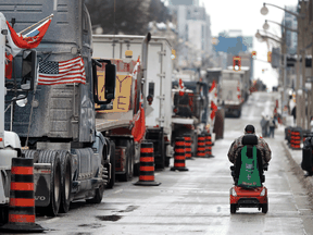 Lastwagen säumen die Wellington Street in Ottawa, als ein Protest gegen COVID-Beschränkungen seinen sechsten Tag, den 2. Februar 2022, erreicht.