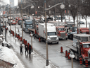 Lastwagen blockieren die Wellington Street in Ottawa, als ein Protest gegen COVID-Beschränkungen seinen sechsten Tag, den 2. Februar 2022, erreicht.