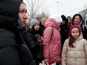 Menschen, die aus der Ukraine fliehen, kommen in Ungarn an, nachdem Russland am 26. Februar an einem Grenzübergang in Beregsurany, Ungarn, eine massive Militäroperation gegen die Ukraine gestartet hatte.