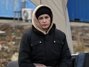 Eine Person, die aus der Ukraine flieht, sitzt nach ihrer Ankunft in der Slowakei, nachdem Russland am 26. Februar eine massive Militäroperation gegen die Ukraine gestartet hatte, in Vysne Nemecke, Slowakei.