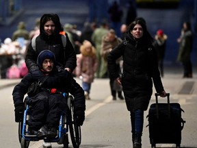 Menschen, die aus der Ukraine fliehen, kommen in der Slowakei an, nachdem Russland am 26. Februar in Vysne Nemecke, Slowakei, eine massive Militäroperation gegen die Ukraine gestartet hatte.