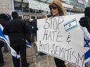 Joanne Steinberg bei einer Kundgebung, die sich gegen den Antisemitismus in der kanadischen Gesellschaft vor dem Miles Nadal Jewish Community Centre in der Bloor St. und Spadina Ave. in Toronto, Ontario, ausspricht.  am Montag, 13. März 2017. Ernest Doroszuk/Postmedia Network