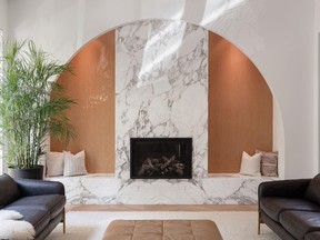 Nach dem Vorbild eines luxuriösen Kamins, den Mason Studio für das Kimpton Hotel geschaffen hat, bietet diese dramatische Wohngestaltung Marmor und eine eingelassene Wand aus weißer Eiche.