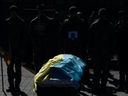 Der Sarg mit der Leiche des ukrainischen Offiziers Ivan Skrypnyk ist während der Trauerfeier am 17. März 2022 in Lemberg, Ukraine, mit ukrainischer Nationalflagge bedeckt.  Der Soldat starb am Sonntag bei einem Luftangriff auf das nahe gelegene Internationale Zentrum für Friedenssicherung und Sicherheit im Militärkomplex Jaworiw.