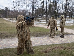 Mitglieder der ukrainischen Territorialverteidigungskräfte führen am 09. März 2022 in Kiew, Ukraine, in einem öffentlichen Park ein Waffentraining durch.