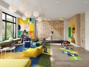 Der Kinderbereich ist in fröhlichen Farben eingerichtet und verfügt über eine Kletterwand und eine Nische.