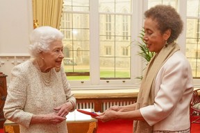 Queen Elizabeth II. überreicht vergangene Woche der guyanischen Dichterin Grace Nichols die Queen's Gold Medal for Poetry.  Kanadas Staatsoberhaupt hat Berichten zufolge Schwierigkeiten beim Gehen, was für einen 95-Jährigen nicht allzu unerwartet ist.  Die Weigerung der Königin, sich in der Öffentlichkeit mit Hilfe einer Gehhilfe oder eines Rollstuhls zu sehen, hat ihre öffentlichen Auftritte jedoch vor einige logistische Herausforderungen gestellt.