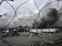 Rauch steigt am 4. März 2022 aus einem zerbombten Lagerhaus in der Stadt Stojanka westlich von Kiew auf.